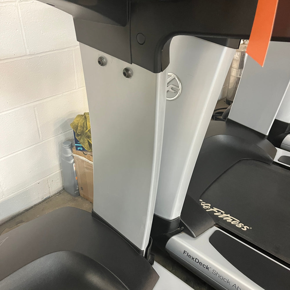 Life Fitness 95T Discover SE3 Treadmill